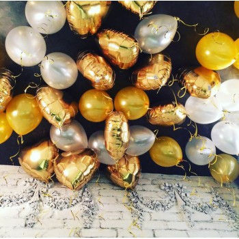 Бело-золотые гелиевые шары и фольгированные сердца под потолок 